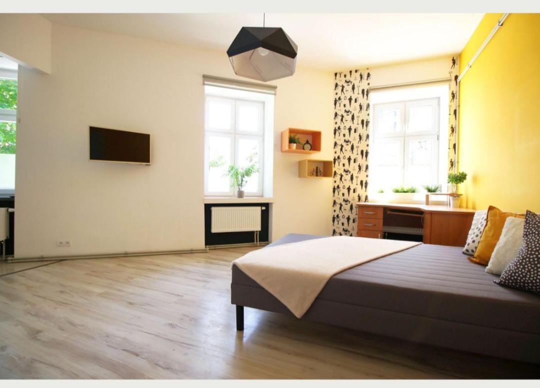 Studio In Center *